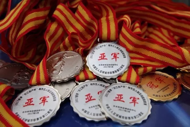 利雅得胜利1-3落后！胜利禁区内解围不利，奎尼奥内斯破门